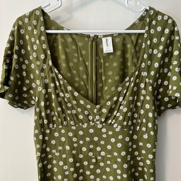 Adorable Olive Daisy Print Dress! 🌼 - Picture 2 of 4